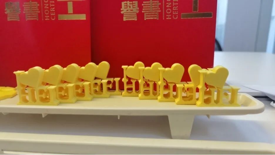 MAKERs' 使用 3D 打印制作的一批黄色实体零件